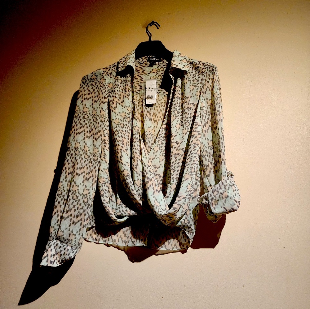 NWT Bebe Women's Animal Print Wrap Roll Tab Sleeves Chiffon Cropped Top - Picture 5 of 13